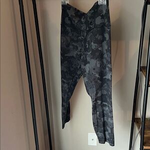lululemon athletica Gray floral Camouflage Leggings